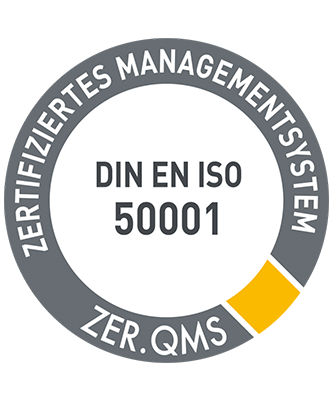 Kreisförmige Plakette mit dem Text "Zertifiziertes Managementsystem DIN EN ISO 50001 ZER.QMS" in deutscher Sprache, mit einem gelben Segment auf der unteren rechten Seite des Rings.