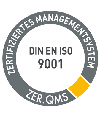 Ein kreisförmiges Abzeichen mit dem Text "ZERTIFIZIERTES MANAGEMENTSYSTEM" und "ZER.QMS" umgeben von "DIN EN ISO 9001" in der Mitte. Der Kreis hat unten rechts ein gelbes Segment.
